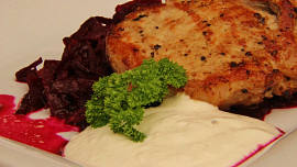 Kotleta s karamelizovanou řepou a křenovým dipem