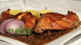 Králík s cibulovou omáčkou na víně