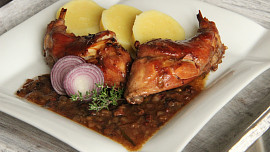 Králík s cibulovou omáčkou na víně