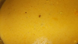 Kuřecí dolní stehýnka na kurkumě, uzené paprice a kořenové zelenině