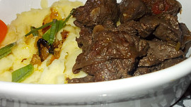 Kuřecí játra na červeném  víně, pórku a chilli papričce