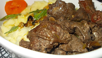 Kuřecí játra na červeném  víně, pórku a chilli papričce