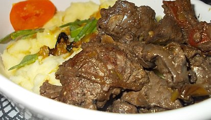 Kuřecí játra na červeném  víně, pórku a chilli papričce