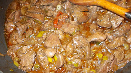 Kuřecí játra na červeném  víně, pórku a chilli papričce
