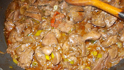 Kuřecí játra na červeném  víně, pórku a chilli papričce