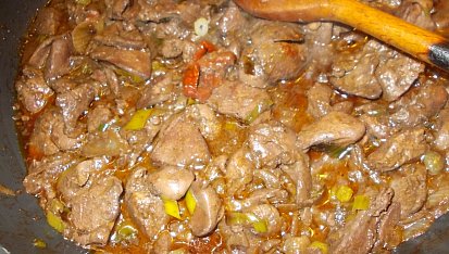 Kuřecí játra na červeném  víně, pórku a chilli papričce