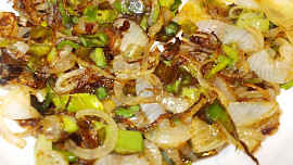 Kuřecí játra na červeném  víně, pórku a chilli papričce