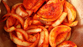 Kuřecí křidélka s tandoori cibulovým kuskusem