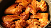 Kuřecí křidélka s tandoori cibulovým kuskusem (Opečená křidélka před dopečením v troubě)