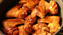 Kuřecí křidélka s tandoori cibulovým kuskusem