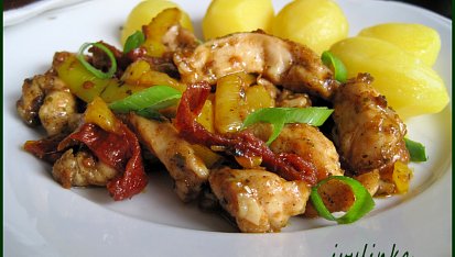 Kuřecí nudličky se sušenými rajčaty opékané na másle
