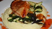 Kuřecí prsa v chilli marinádě s česnekovou cuketou a bramborovo-bylinkovou kaší