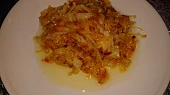 Libanonská kuchyně - Čočka s rýží, cibule na talíři