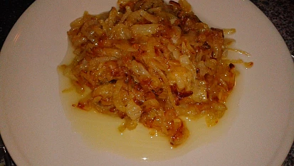 Libanonská kuchyně - Čočka s rýží, cibule na talíři
