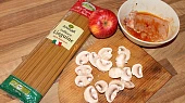 Linguine s rukolou, opečenými jablky a žampiony