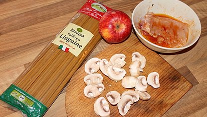 Linguine s rukolou, opečenými jablky a žampiony