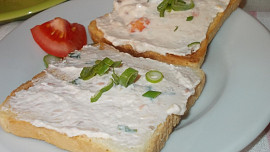 Lososová pěna s tvarohem, lučinou a petrželkou