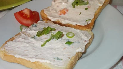 Lososová pěna s tvarohem, lučinou a petrželkou
