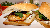 Mediterranean burger s kuřecím steakem