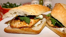 Mediterranean burger s kuřecím steakem