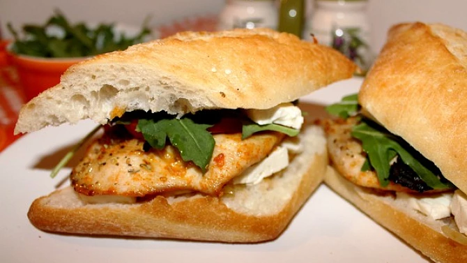 Mediterranean burger s kuřecím steakem