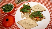 Mediterranean burger s kuřecím steakem