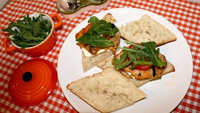 Mediterranean burger s kuřecím steakem