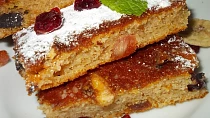 Moučník  s  čokoládou, brusinkami a  oříšky