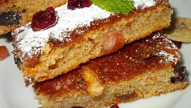 Moučník  s  čokoládou, brusinkami a  oříšky