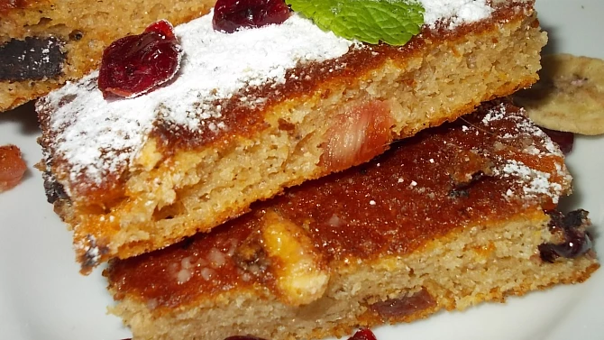 Moučník  s  čokoládou, brusinkami a  oříšky
