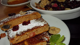 Moučník  s  čokoládou, brusinkami a  oříšky