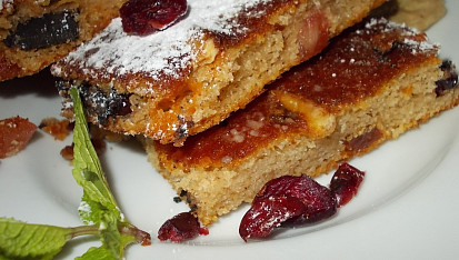 Moučník  s  čokoládou, brusinkami a  oříšky