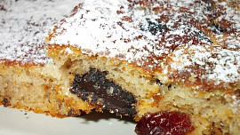 Moučník  s  čokoládou, brusinkami a  oříšky