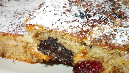 Moučník  s  čokoládou, brusinkami a  oříšky