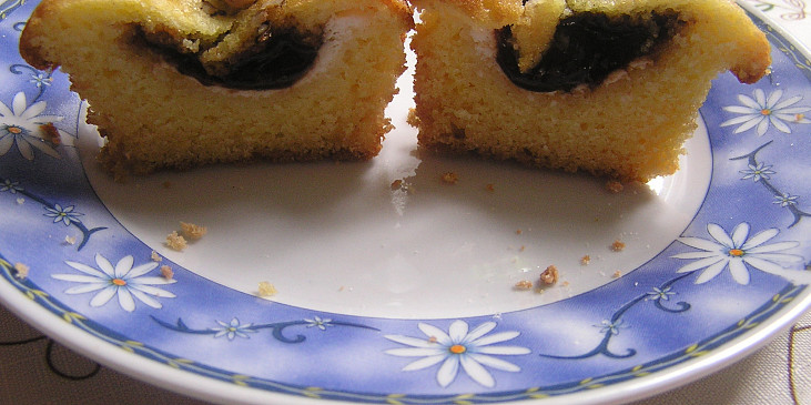 Muffiny s povidly a tvarohem v řezu