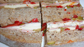 Obložený sendvič - italská muffuletta, s celoznnou moukou