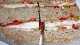 Obložený sendvič - italská muffuletta