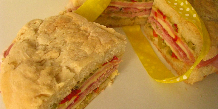 Obložený sendvič - italská muffuletta