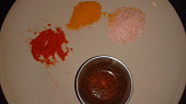 Pákistánská kuchyně - kuřecí ACHARI videorecept, směs koření č. 2 a dole chaat masala s citronem