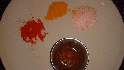 Pákistánská kuchyně - kuřecí ACHARI videorecept, směs koření č. 2 a dole chaat masala s citronem