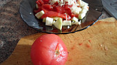 Paprika plněná tarhoňou a sýrem, pečená na zelenině