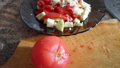 Paprika plněná tarhoňou a sýrem, pečená na zelenině
