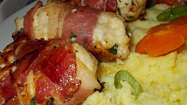 Parmazánová  prsíčka v pršutu s rajčatovým salátem