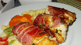 Parmazánová  prsíčka v pršutu s rajčatovým salátem