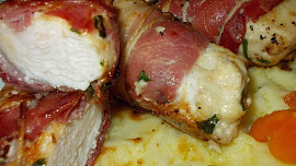 Parmazánová  prsíčka v pršutu s rajčatovým salátem