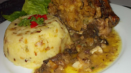 Kuře pečené na hříbkách s  hříbkovo - bylinkovou nádivkou