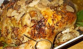 Kuře pečené na hříbkách s  hříbkovo - bylinkovou nádivkou