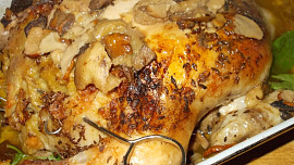 Kuře pečené na hříbkách s  hříbkovo - bylinkovou nádivkou