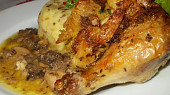 Kuře pečené na hříbkách s  hříbkovo - bylinkovou nádivkou