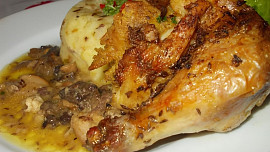 Kuře pečené na hříbkách s  hříbkovo - bylinkovou nádivkou